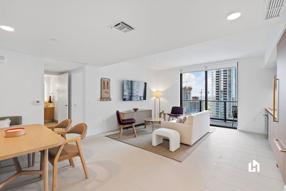 Stylish Apartments with Partial Ocean Views in Downtown