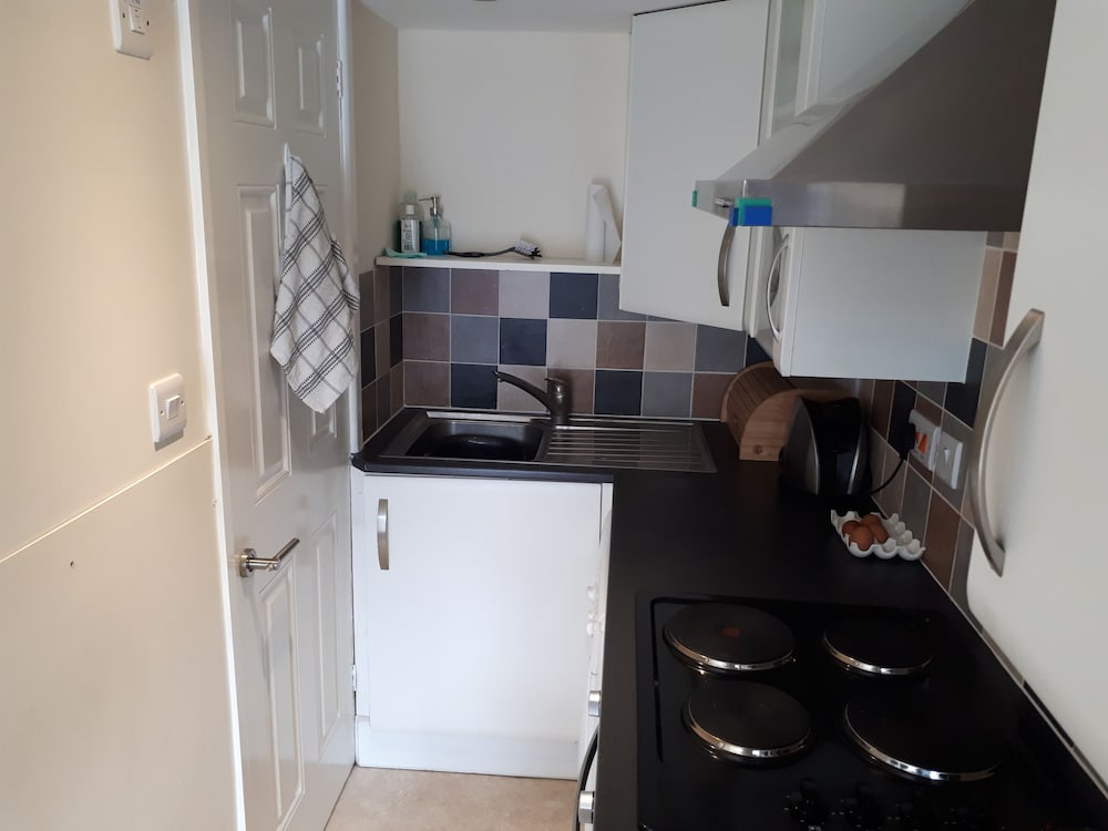 1 Bed Flat - Sleeps 2 - Pets - Garden - Parking view 5