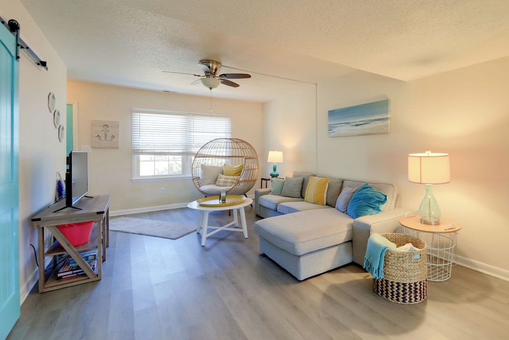 1/2 Mi to Atlantic Beach: Townhome w/ Balcony!