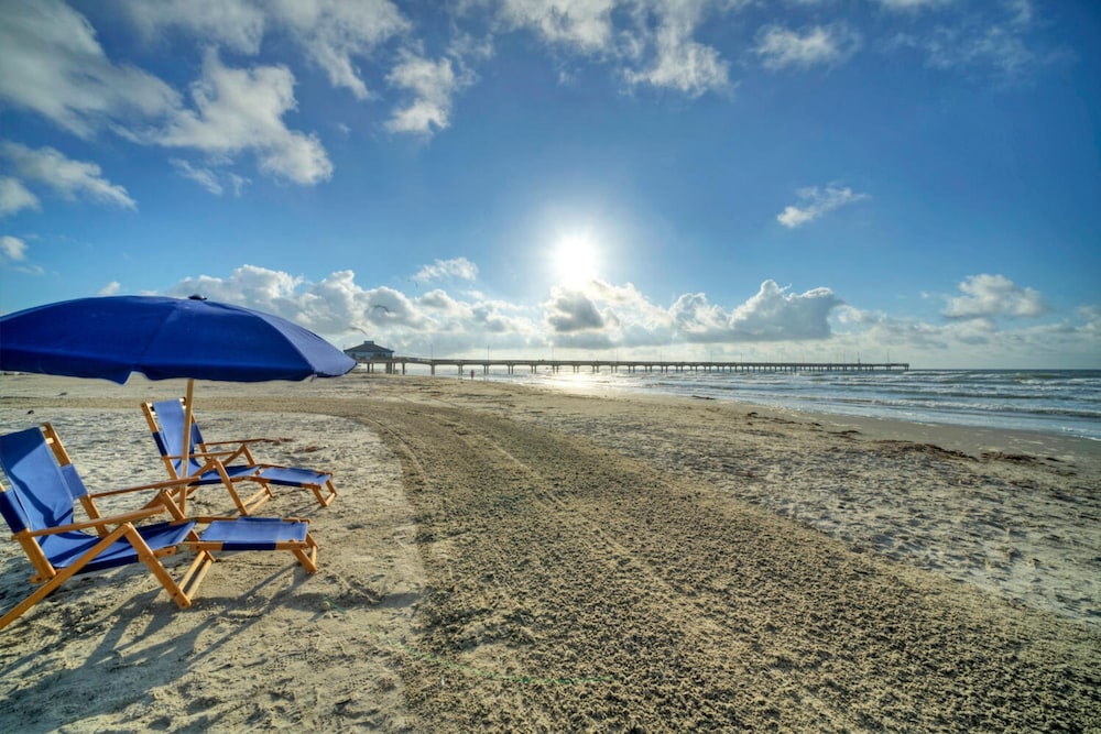 Dual Port A Cottages 2 Complete Homes Walk to the Beach Patio Fully-equipped Kitchens