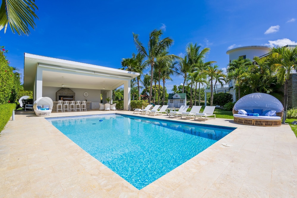 Villa Desiree 5BR Cocotal Luxury Villa Pool Maid