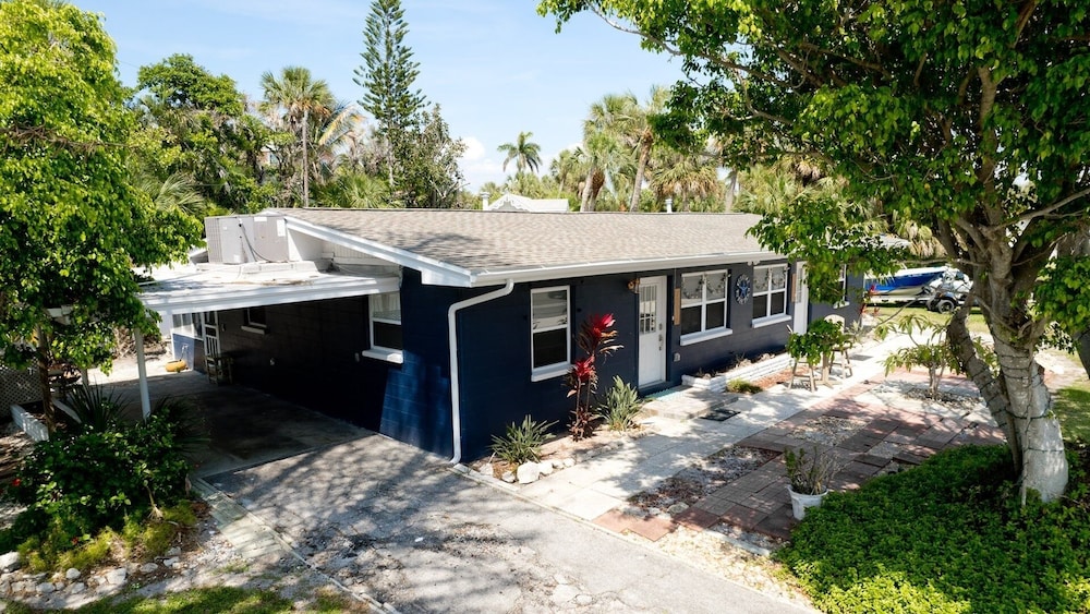 Seaduction Ami A 2 Bedroom Condo by RedAwning view 5