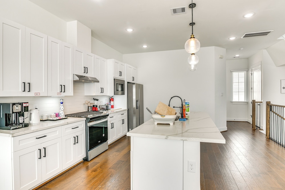 7 Mi to The Galleria: Modern Home w/ Fenced Yard