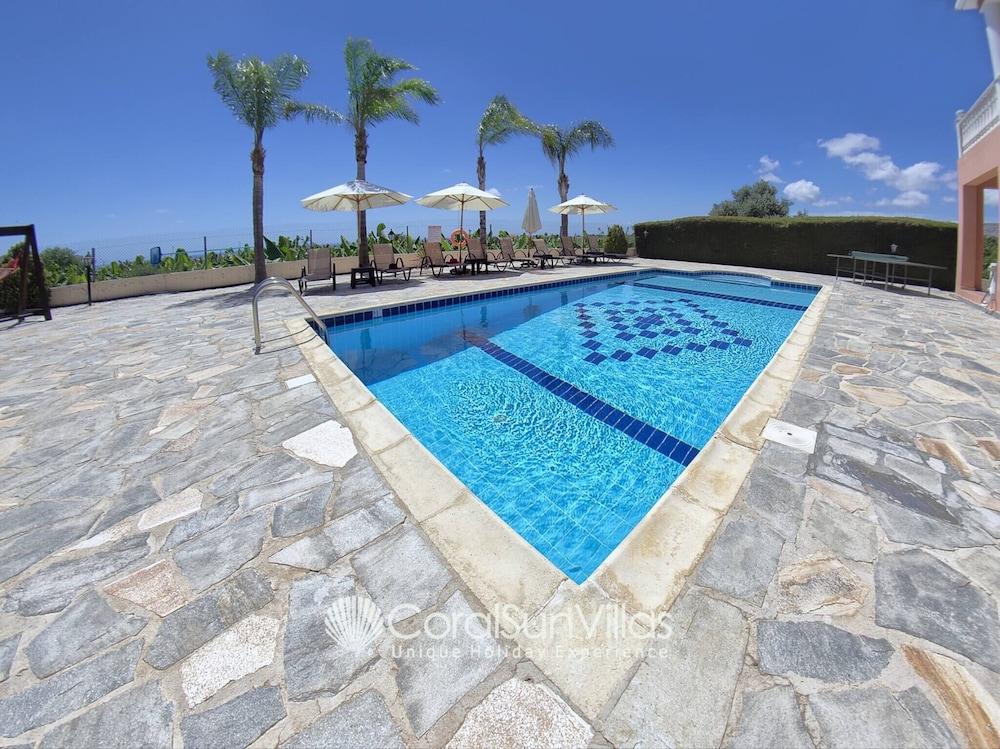 Family Villa Short Walk To Coral Bay Strip 5 Min and Pub, Shops etc