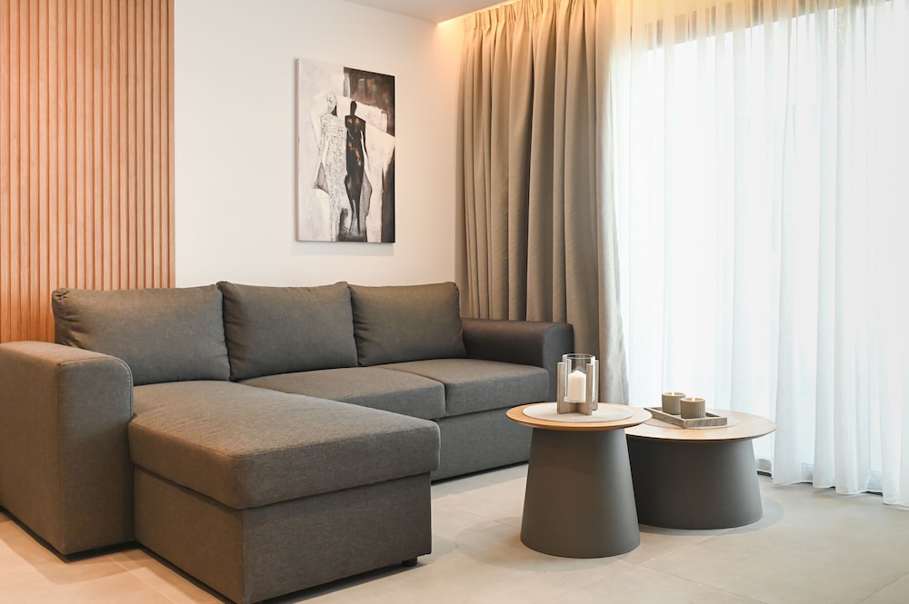 MGK Complex Suite With Private Pool Ligaria Made