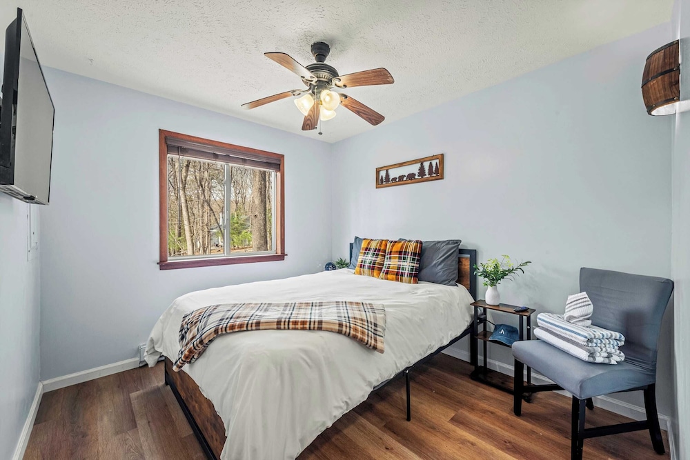 Stylish Renovated Home Open Layout, Coffee Bar + Near Hiking & Waterfalls
