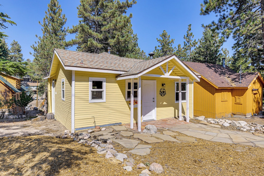 Walk to Water: Cozy Cabin in Green Valley Lake!
