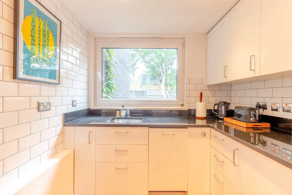 Spacious 1 Bedroom Apartment in Vibrant Angel