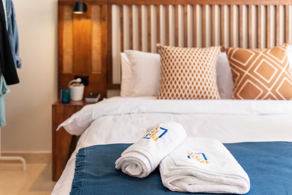 Xuru Stays I Exotic 1bdr w/ Outdoor Terrace Pool & Beach Access