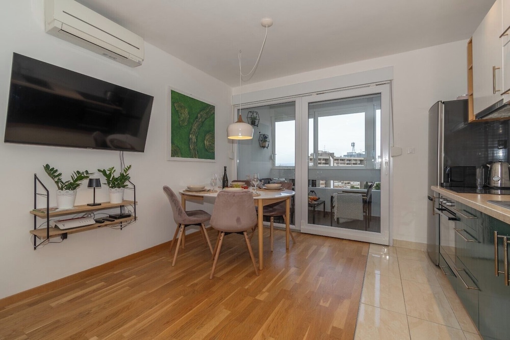 Zozo, Modern Two-Bedroom Suite