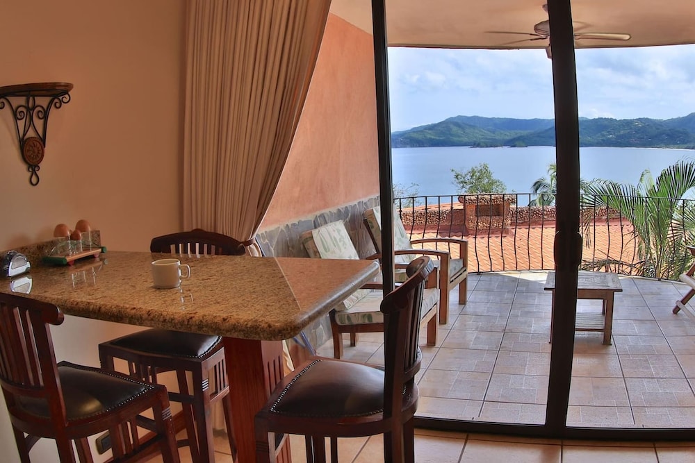 Hotel room-style ocean-view unit in Flamingo with pool view 4