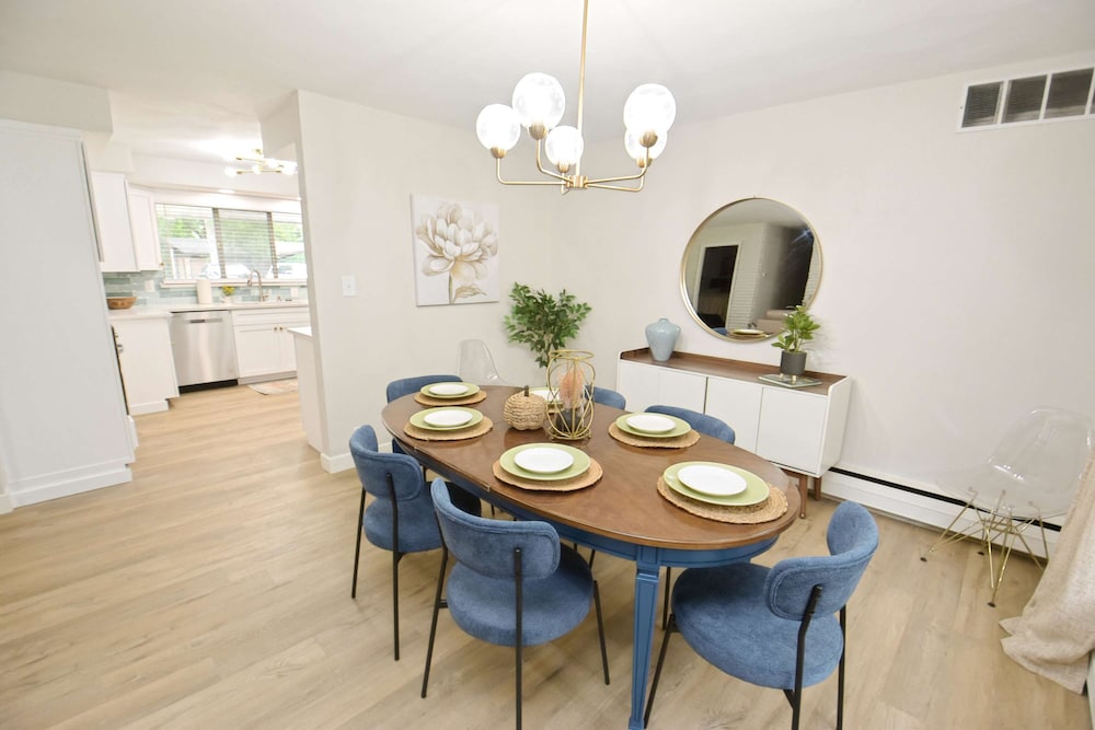 Mid Century Modern With Modern Touches 10 min Walk to Notre Dame 1831