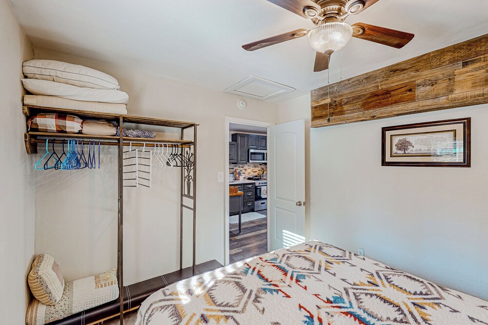 1BR Dog-friendly Lakefront Cabin w/ Canoes