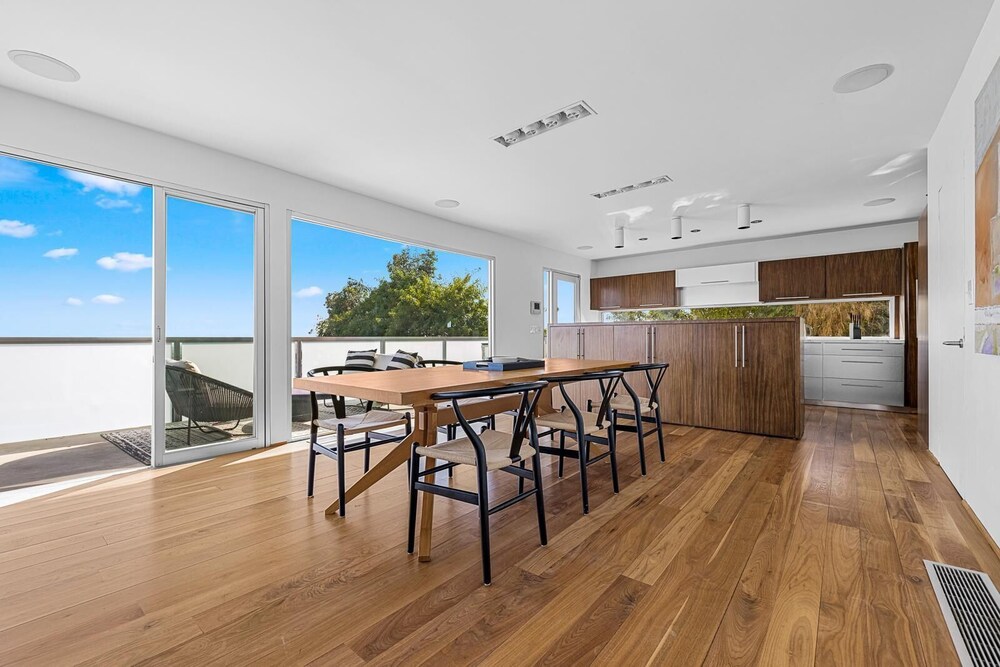 Belle Horizon - Modern Villa With Expansive Balcony and Views