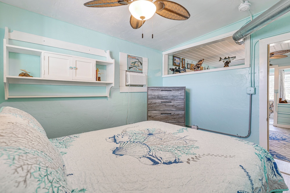 6 Mi to Beach: Riverfront Home in Ruskin!