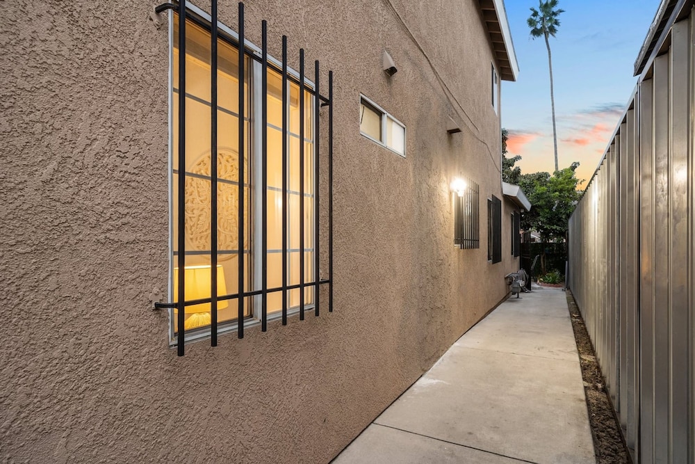 The Avalon - Modern Colorful w Private Parking, photo 14