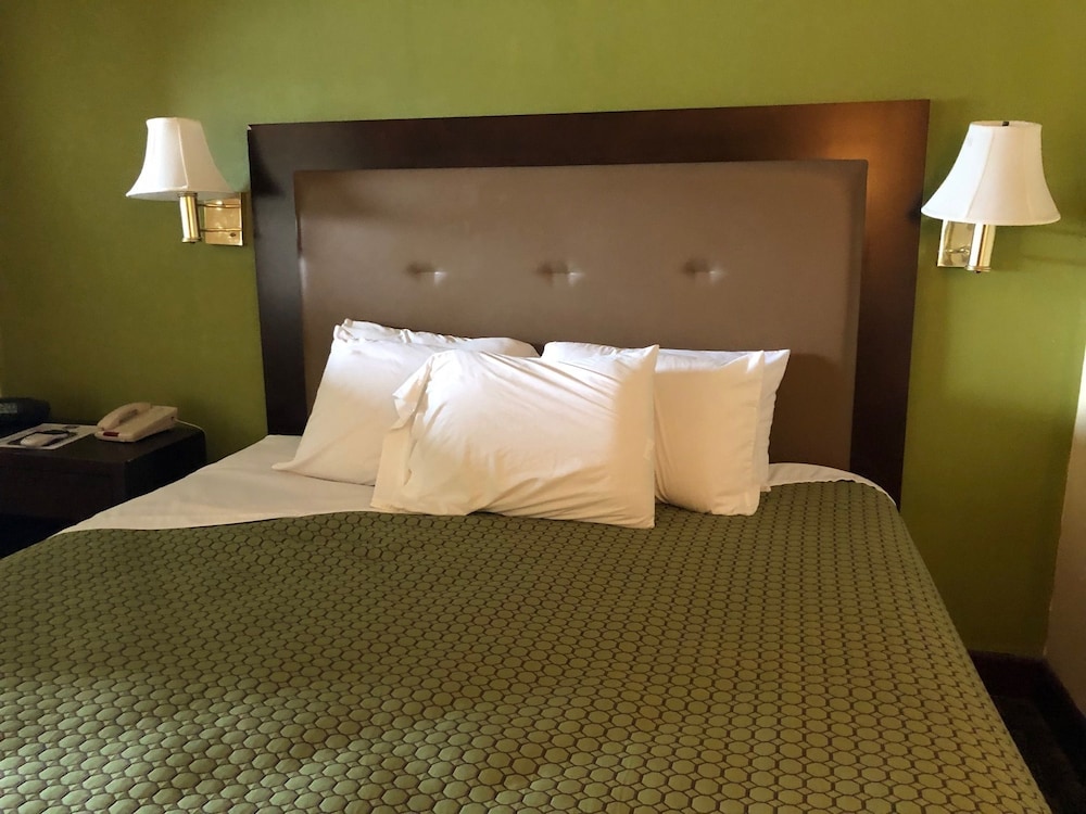Econo Lodge Inn & Suites Warsaw view 2