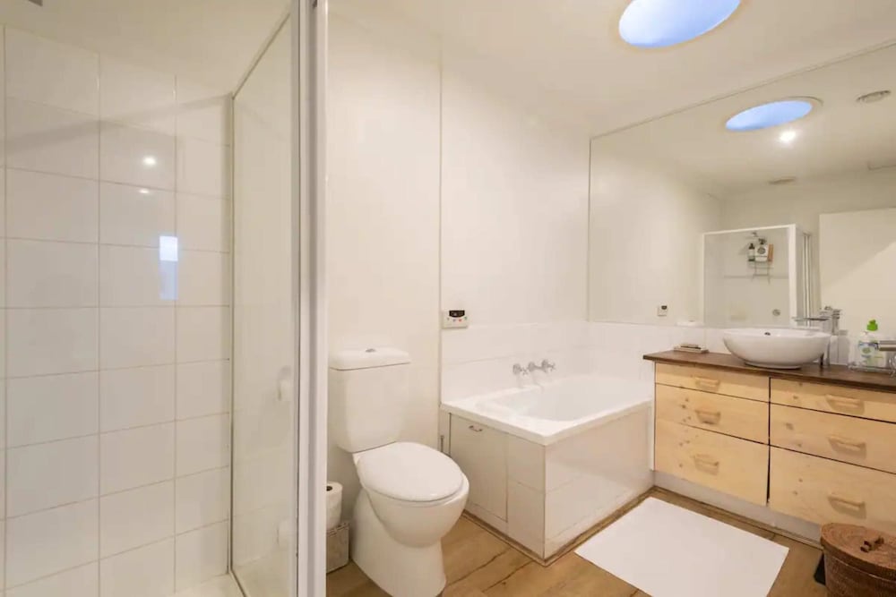 Spacious 2 Bedroom Apartment in Brunswick With Patio and Parking view 5