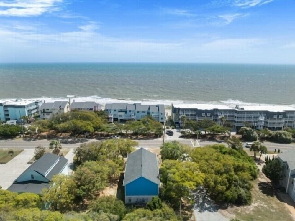 Atlantis Blue - Relaxing Beach Getaway Home Directly Across The Street From Beach Access! 5 Bedroom Home by RedAwning