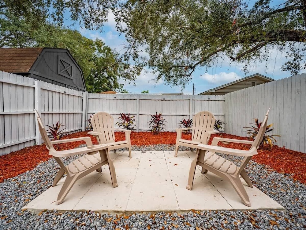 Updated Cozy Home Centrally Located pet Friendly