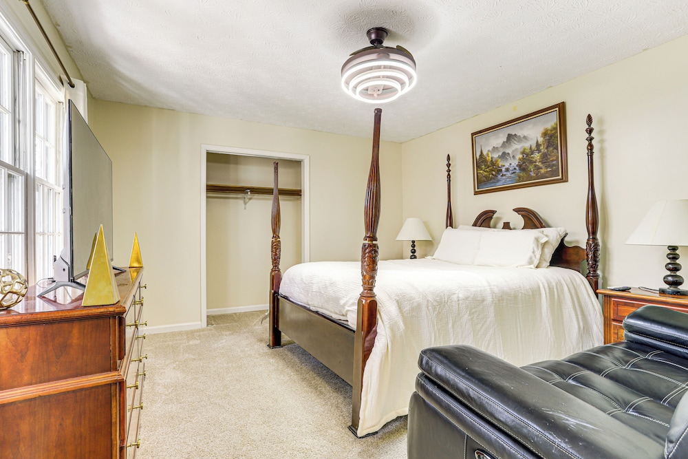 Private Hot Tub & Deck: Family Gem in Alpharetta