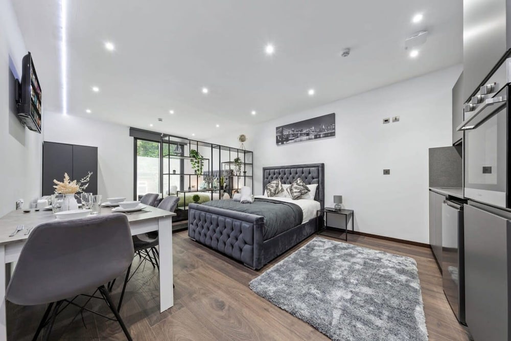 Huge Cosy Studio Family Sleeps 4 North West London