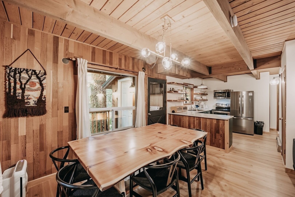 27gs - Bbq - Pets Ok - Wifi - Sleeps 10 3 Bedroom Home by RedAwning