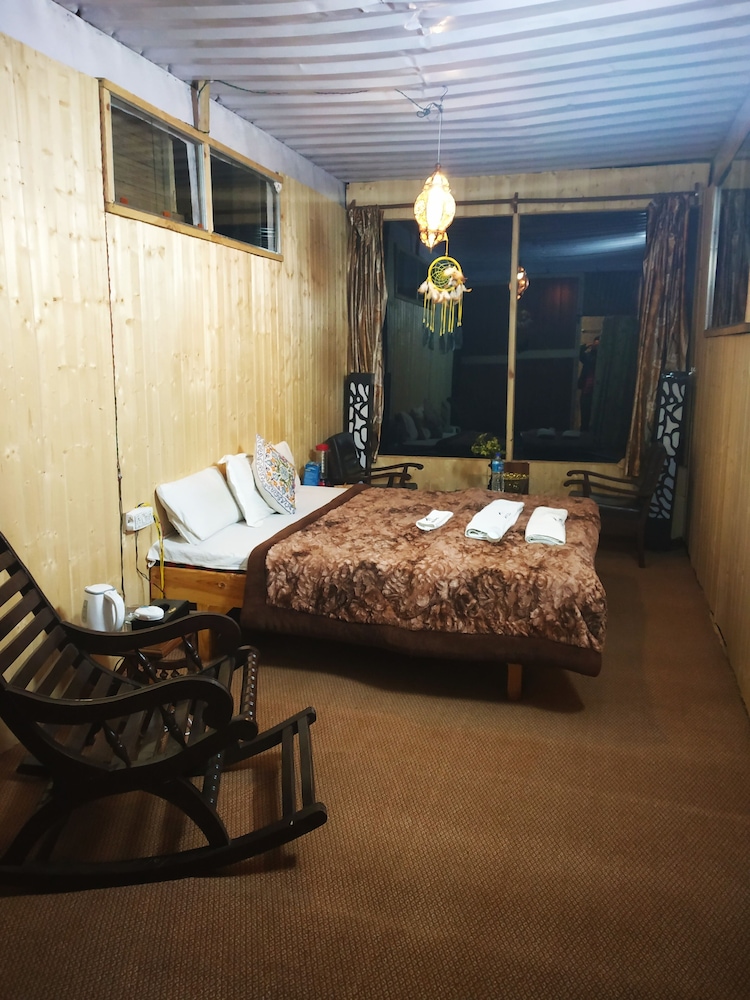 Sheenwoods Riverside Resort & Spa