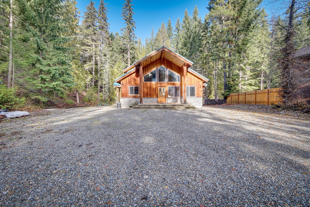 1 Mi to Lake Easton: Cabin w/ Fire Pit + Deck! view 2