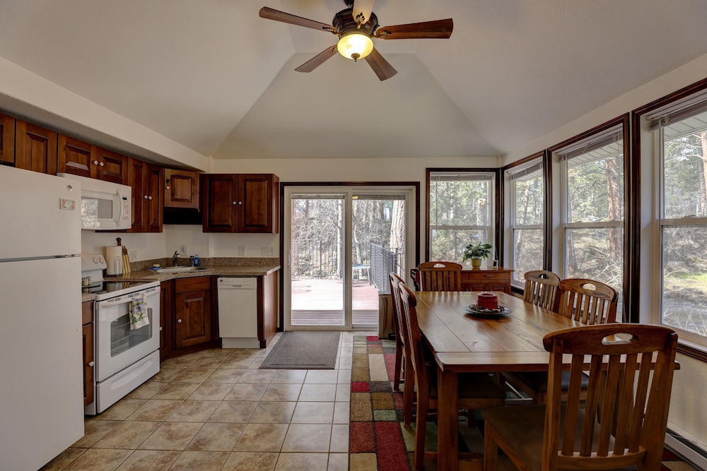 Buffalo Vacations - Serene Creek Side Cottage Retreat - Property Image 3