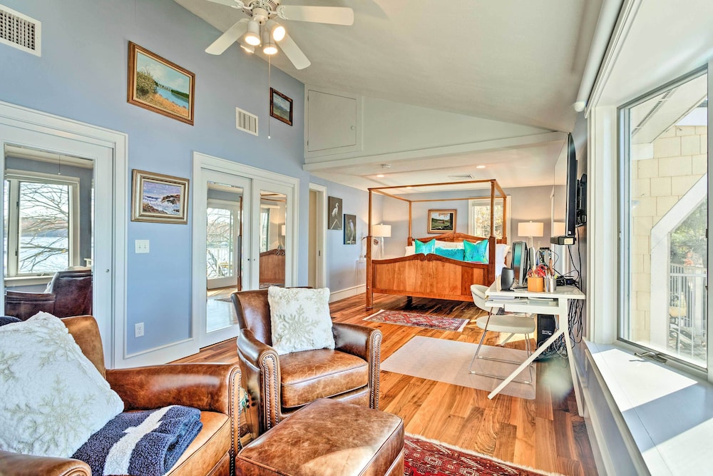 Vibrant Sterling Lakefront Lodge w/ Kayaks