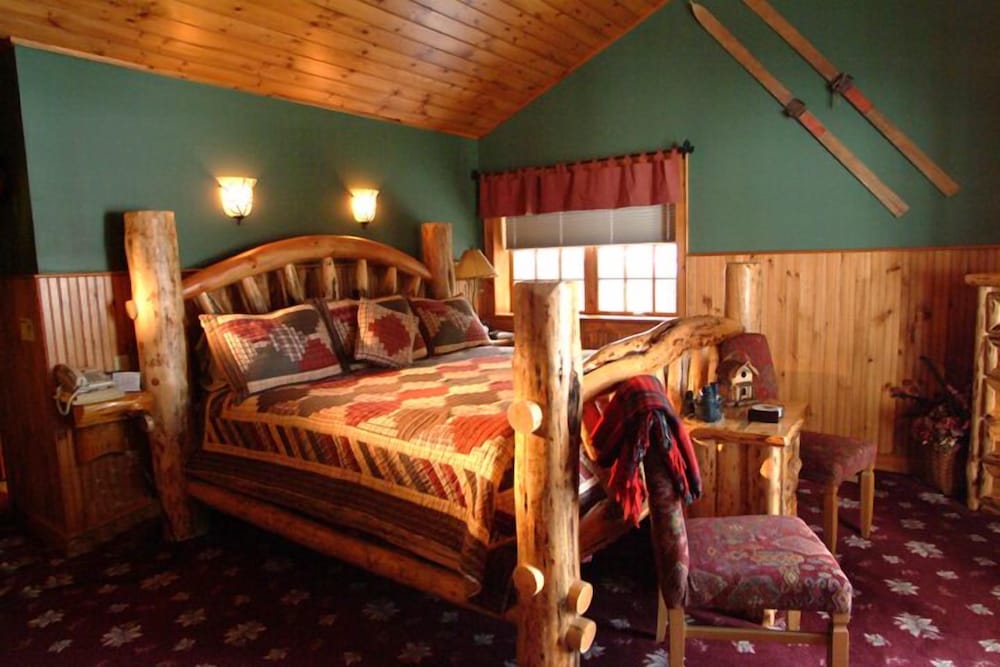 Boathouse Waterfront Lodging