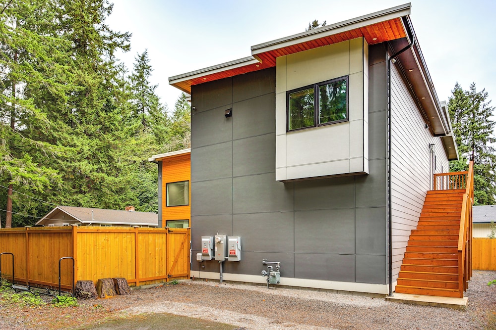 Quiet PNW Base: Walkable Apt in Normandy Park