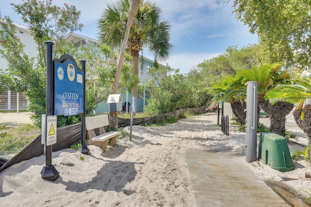 Boat, Fish & Walk to Beach: Waterfront Destin Gem!