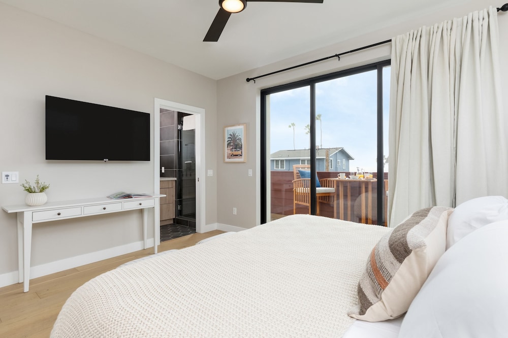 Pacific Villa by Avantstay Steps From Beach Luxurious & Modern Indoor-outdoor Living view 5