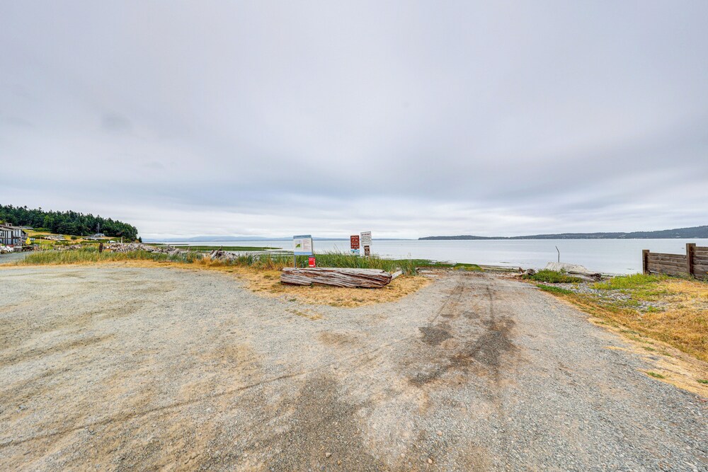 Waterfront Home w/ Dock & Hot Tub in Oak Harbor!