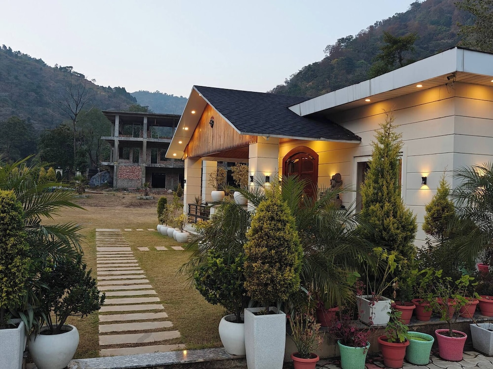 The Paradise - Luxury 3BR Villa Near the Airport in Dehradun