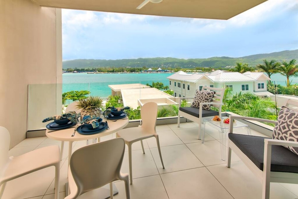 Stylish Paradise Luxury Waterfront Apartment at Soleil Residences