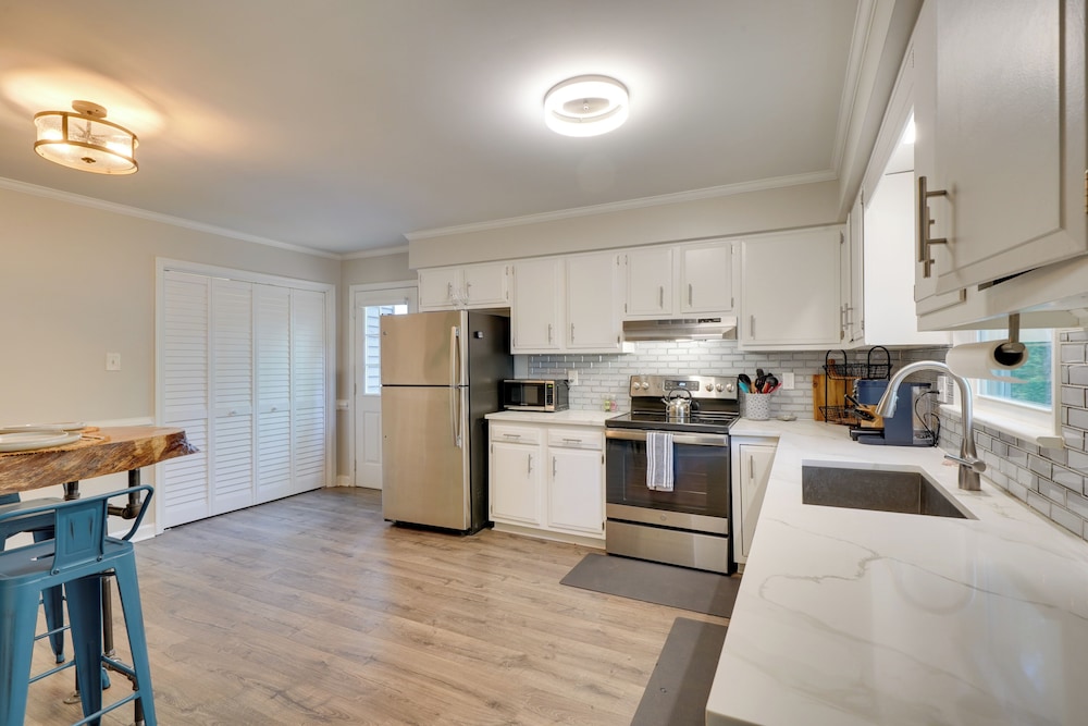 7 Mi to Dtwn Raleigh: Townhome w/ Deck!