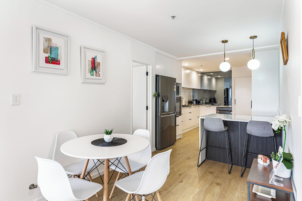Central CBD Apt | Balcony & Style | Zodiak Stays