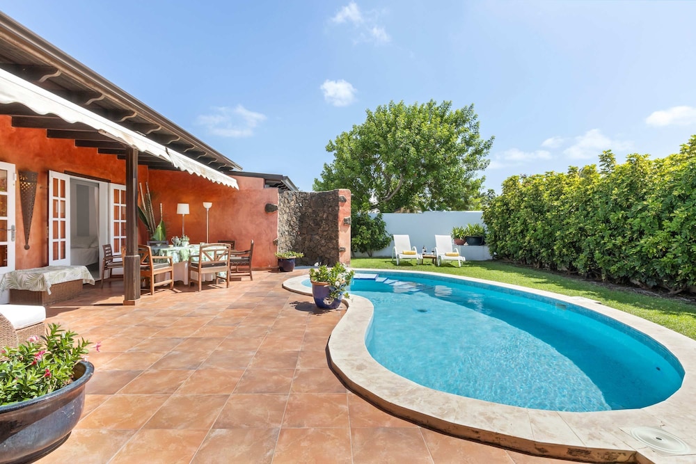 Bayside Evergreen House Serenity Oasis Garden Pool BBQ