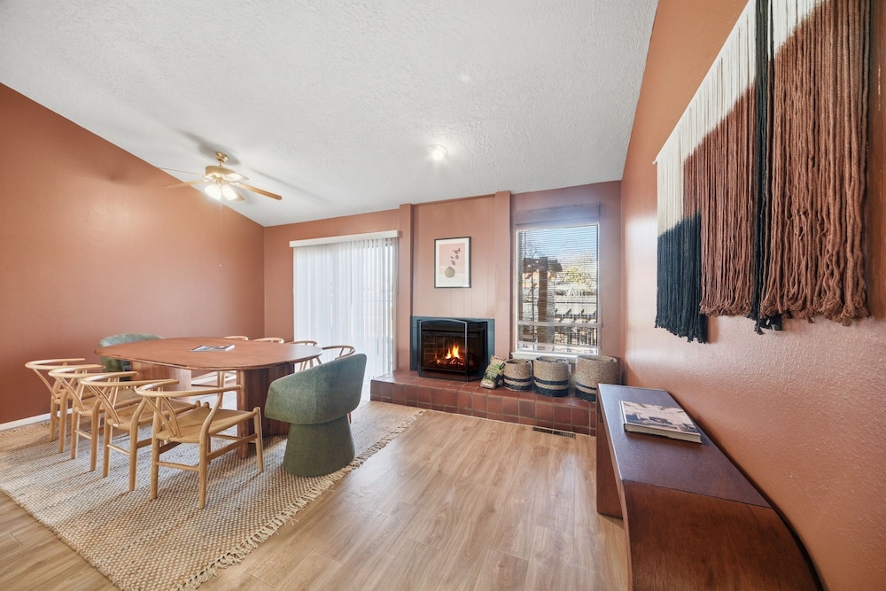 Albuquerque Escape Hot Tub + Atrium 4 Bedroom Home
