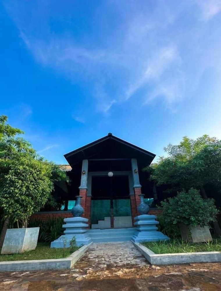 village avenue resort
