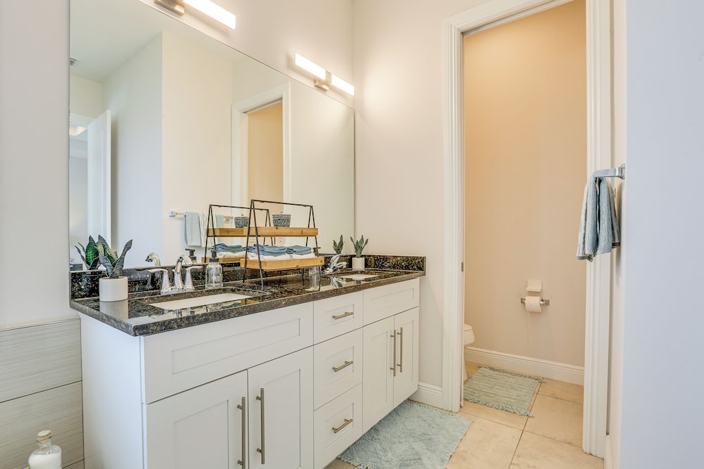 1/2 Mi to Beach: Poolside Oasis on Marco Island!