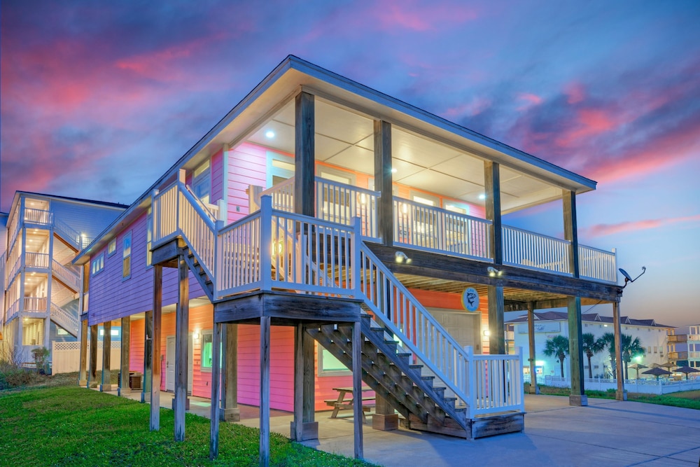 Casa Rosada by Avantstay Easy Beach Access Spacious Balcony Deck