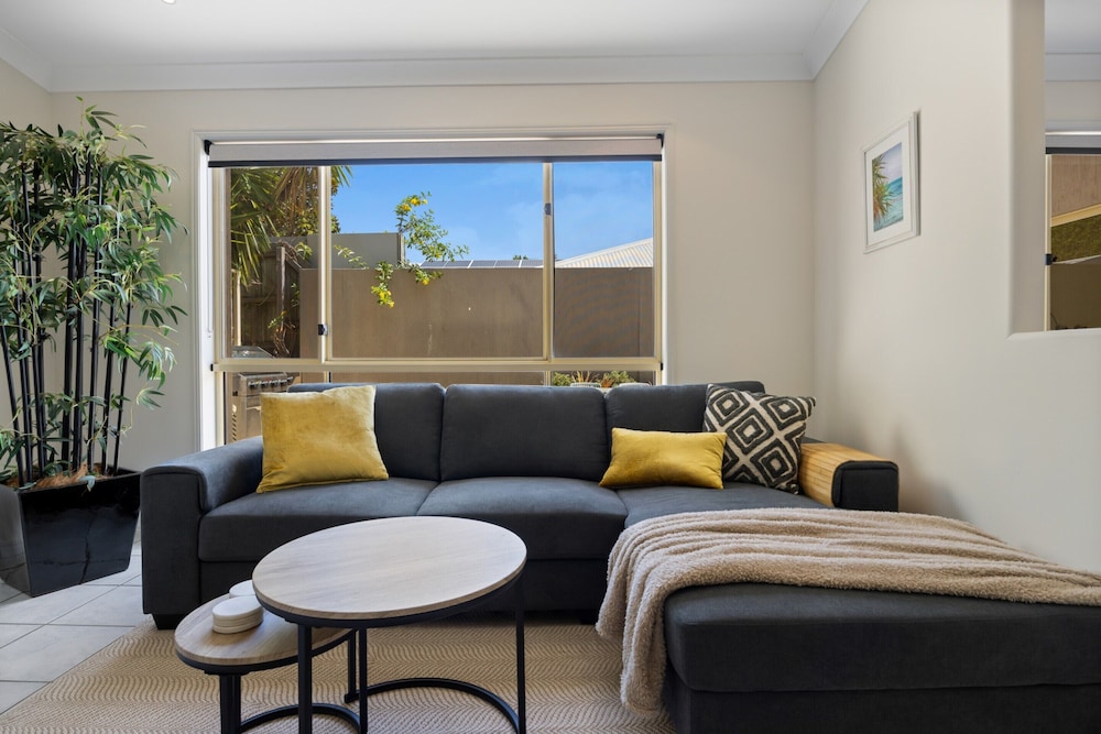 Spacious 4-bed Family Retreat With Pool