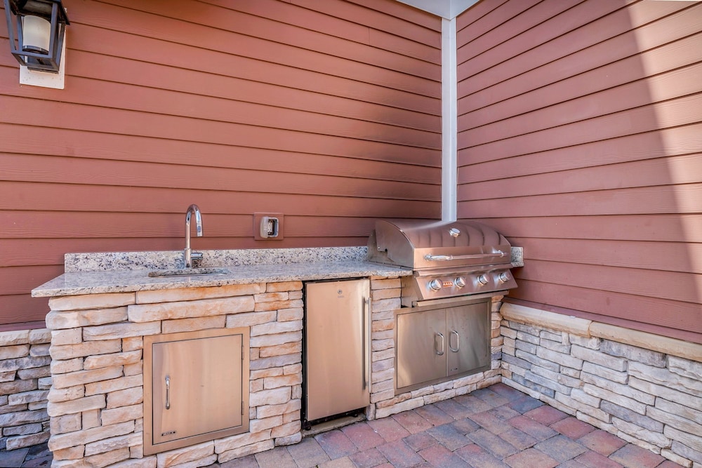 5 BR 6 BA Villa 5min Disneyworld Hot Tub BBQ