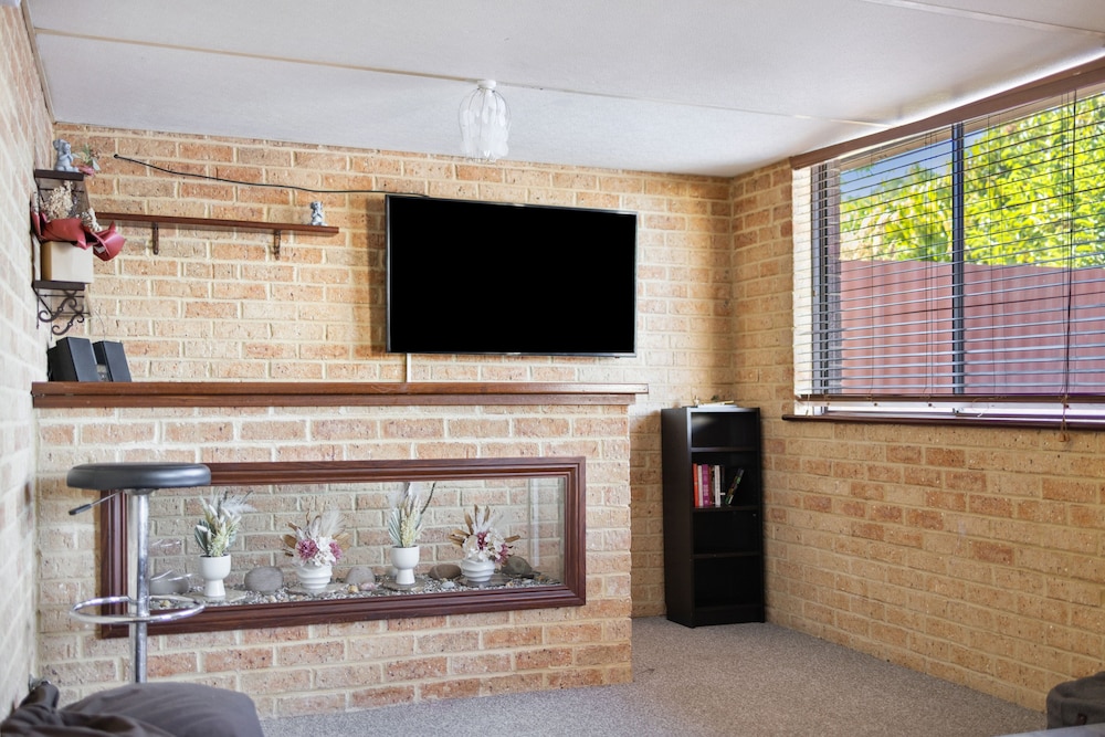 4BR Pool House Close to Shops