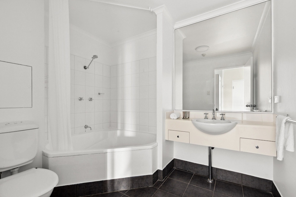 Stylish 2-bed Camperdown Apartment With Balcony