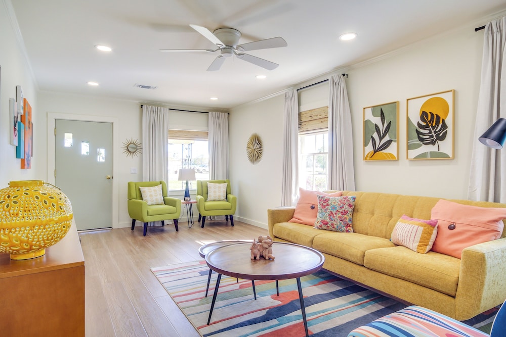 Colorful & Retro Perkinston Cottage w/ Yard!